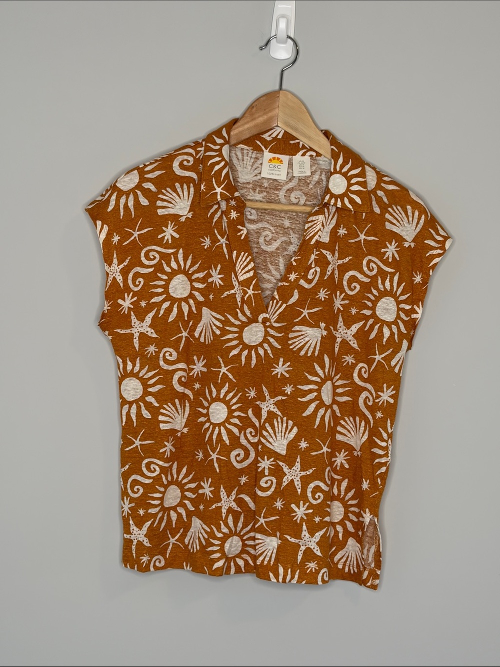 C&C California Rust Short Sleeve V-Neck Sun & Star Print Top Linen Beach M